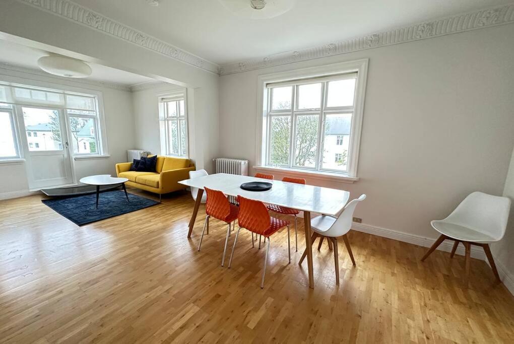 Beautiful 2 Bedroom Apartment Downtown เรคยาวิก ภายนอก รูปภาพ